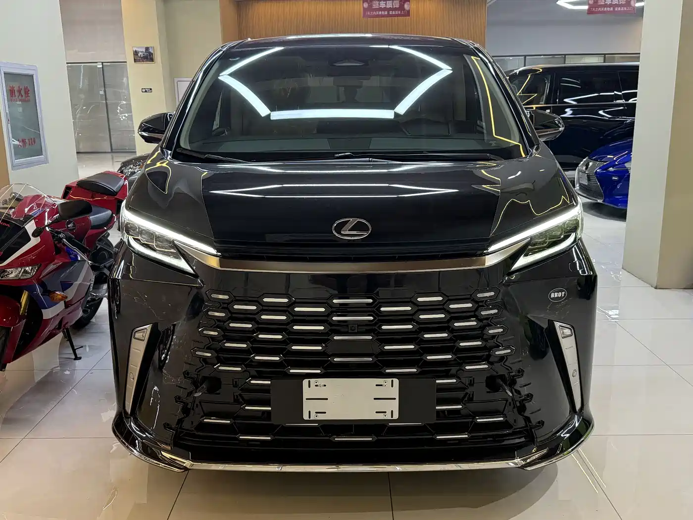 Lexus LM 2023 500h Four-Seat Imperial Edition фото 2