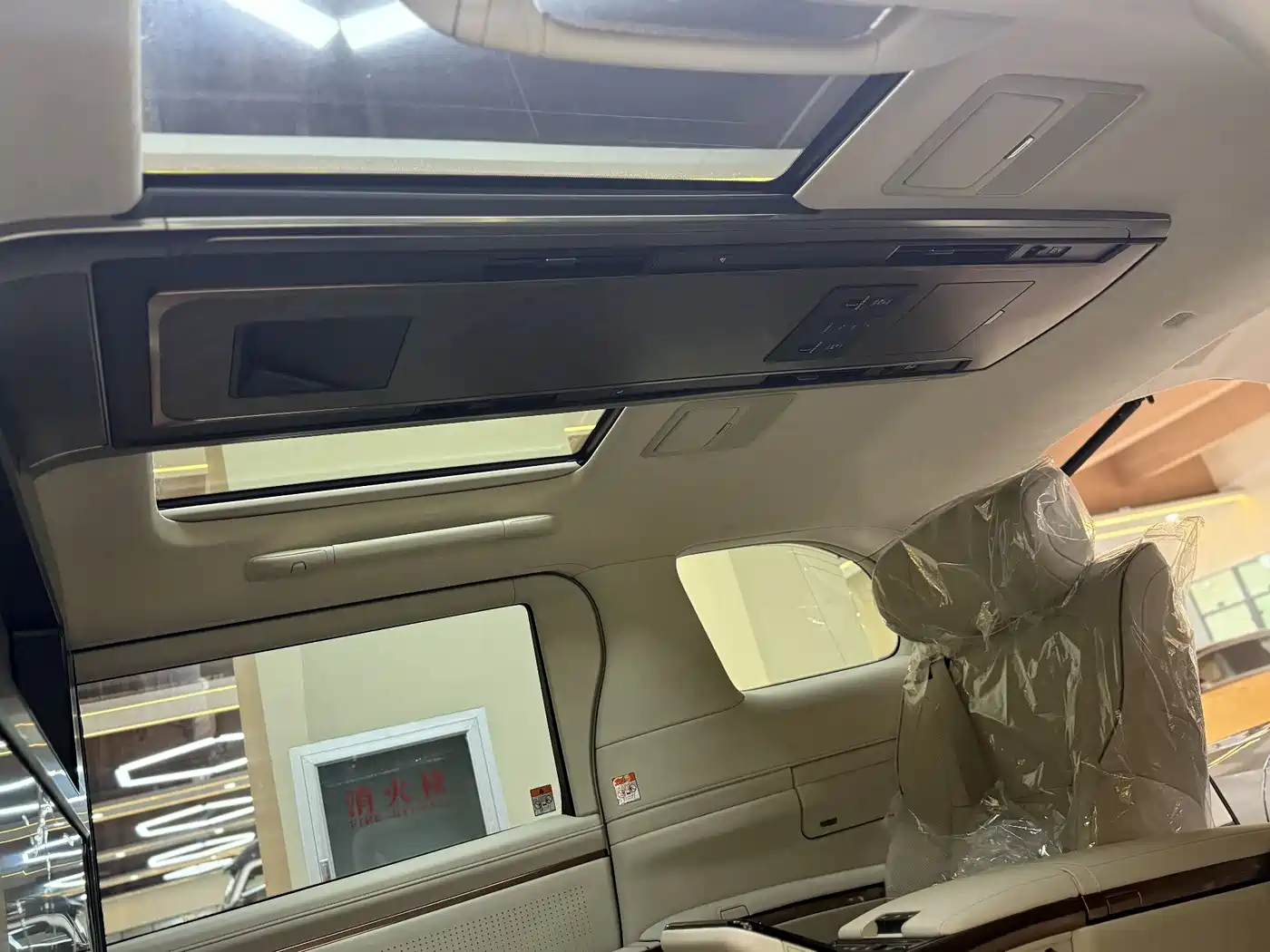 Lexus LM 2023 500h Four-Seat Imperial Edition фото 15