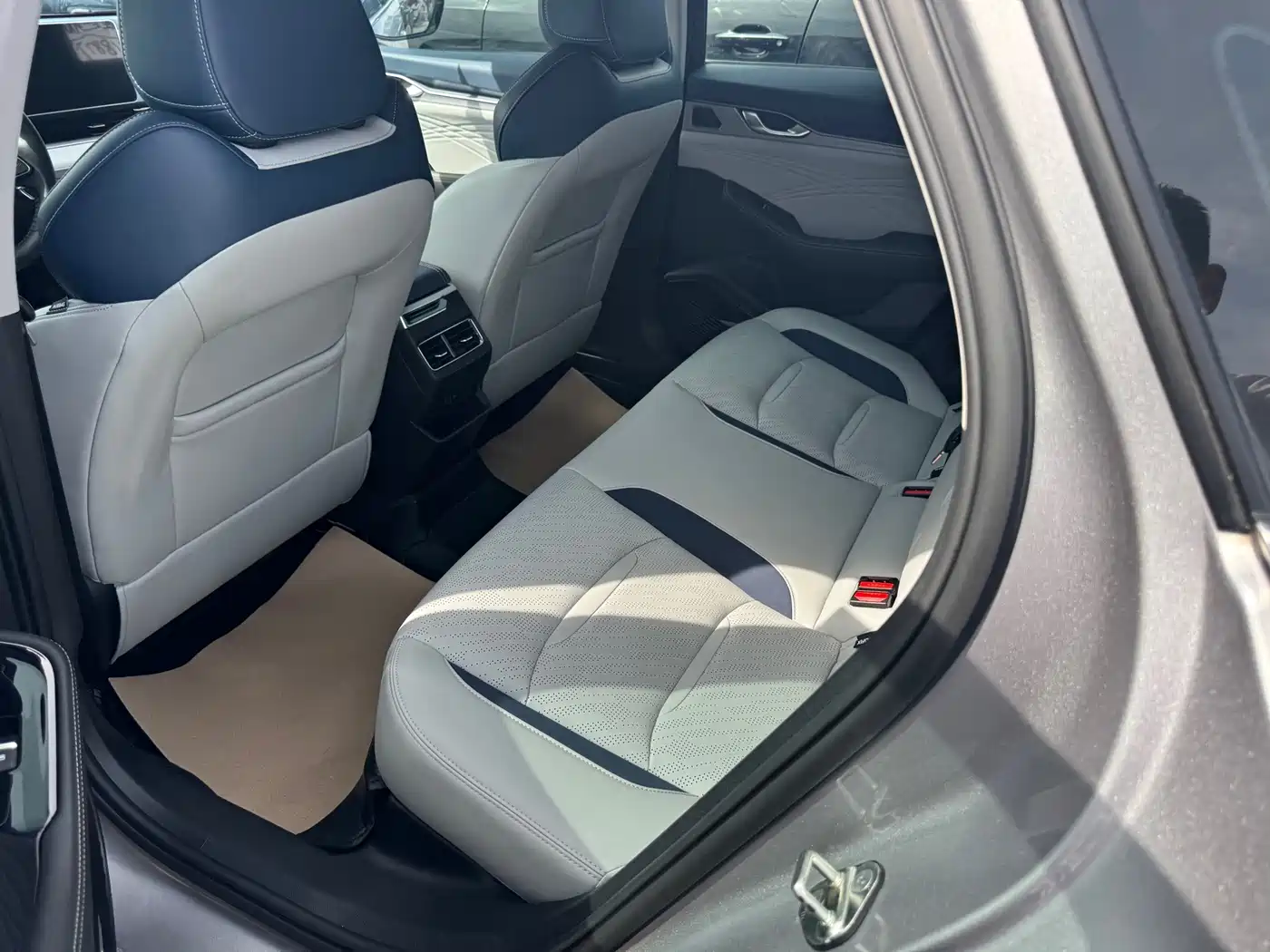 Фото 9 - Geely Preface