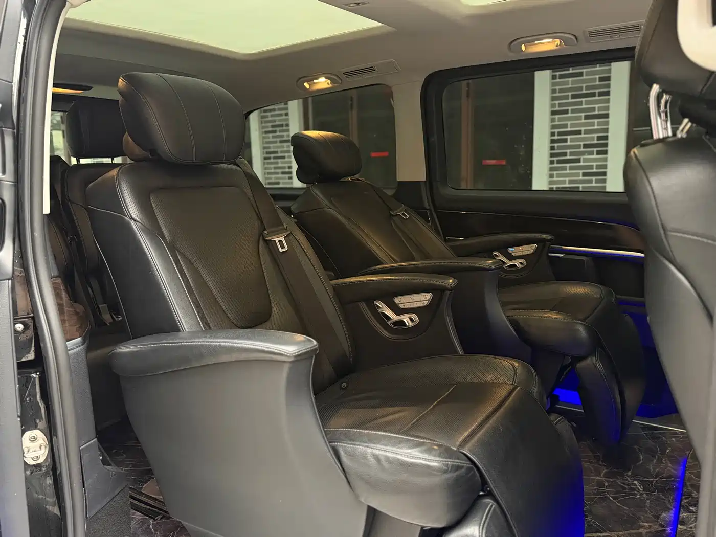 Mercedes-Benz V-Class 2017 Model V 260 Premium Edition фото 10