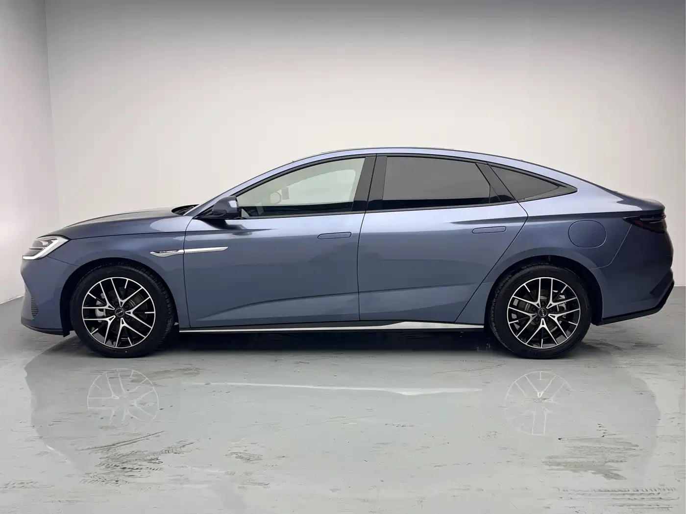 BYD Seal 2024 Glory Edition DM-i 1.5L 121km Luxury фото 12