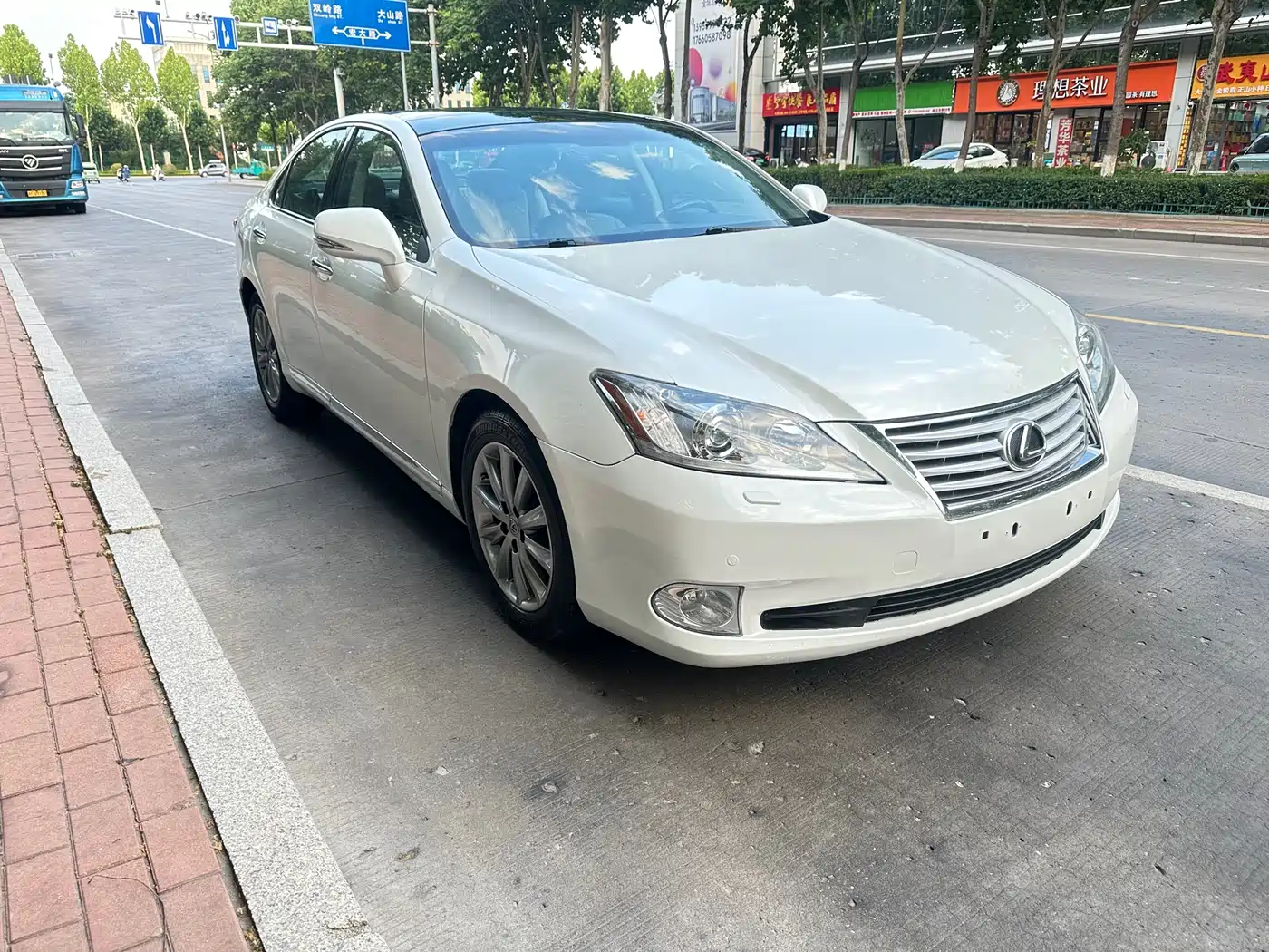Фото 3 - Lexus ES
