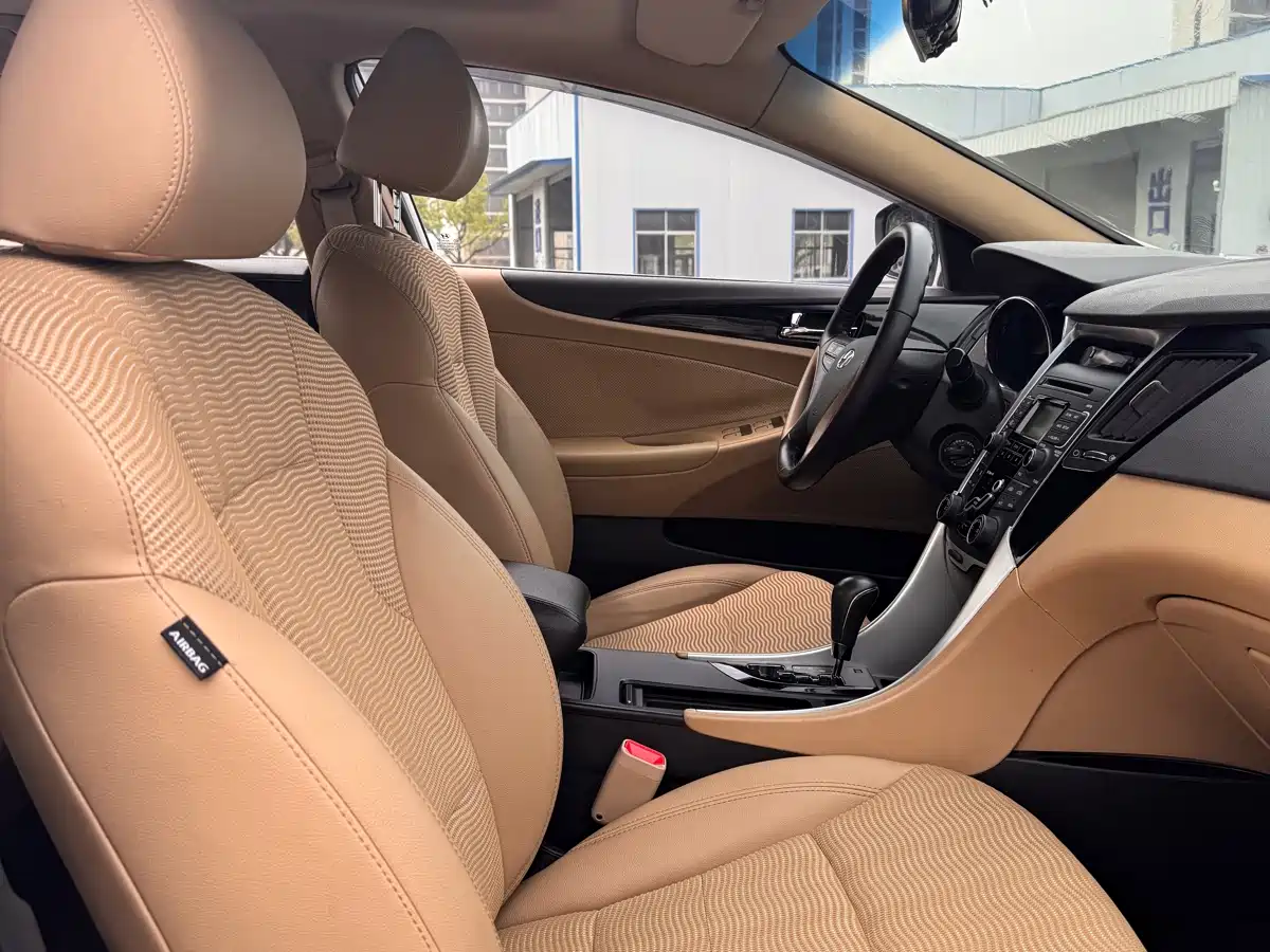 Hyundai Sonata 2015 Classic 2.0L Automatic Luxury Edition фото 13