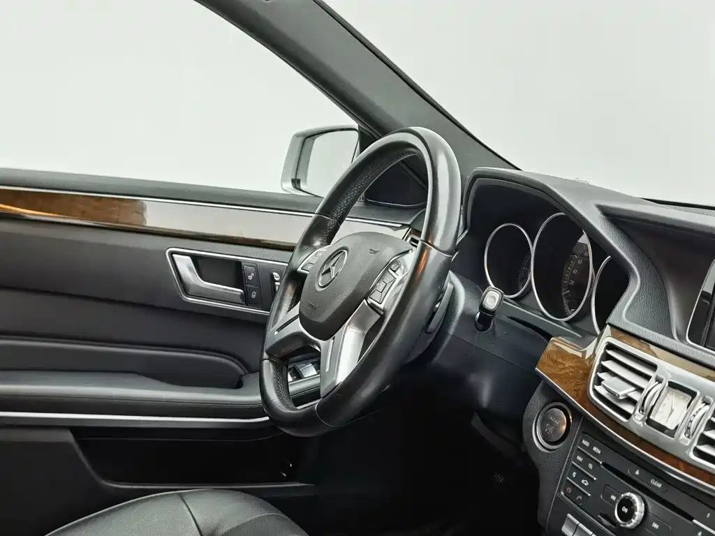 Photo 22 - Mercedes-Benz E-Class