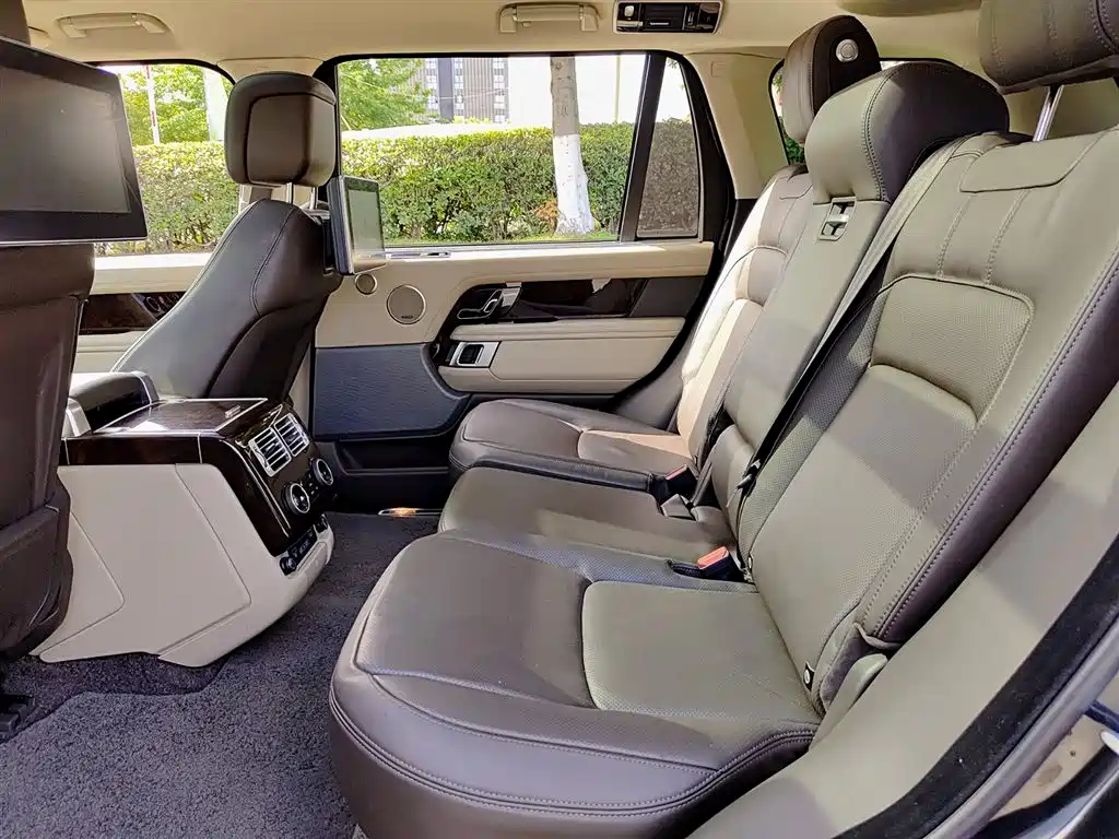 Land Rover Range Rover 2021 3.0 L6 Heritage Extended Classic Edition фото 8