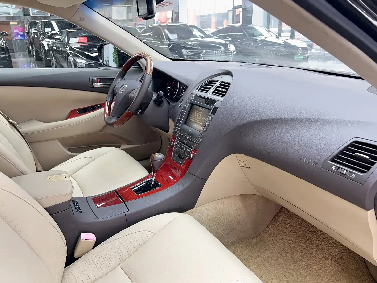 Фото 23 - Lexus ES