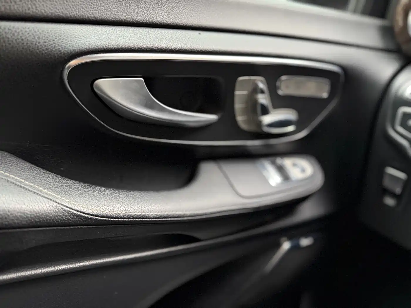 Mercedes-Benz V-Class 2017 Model V 260 Premium Edition фото 17