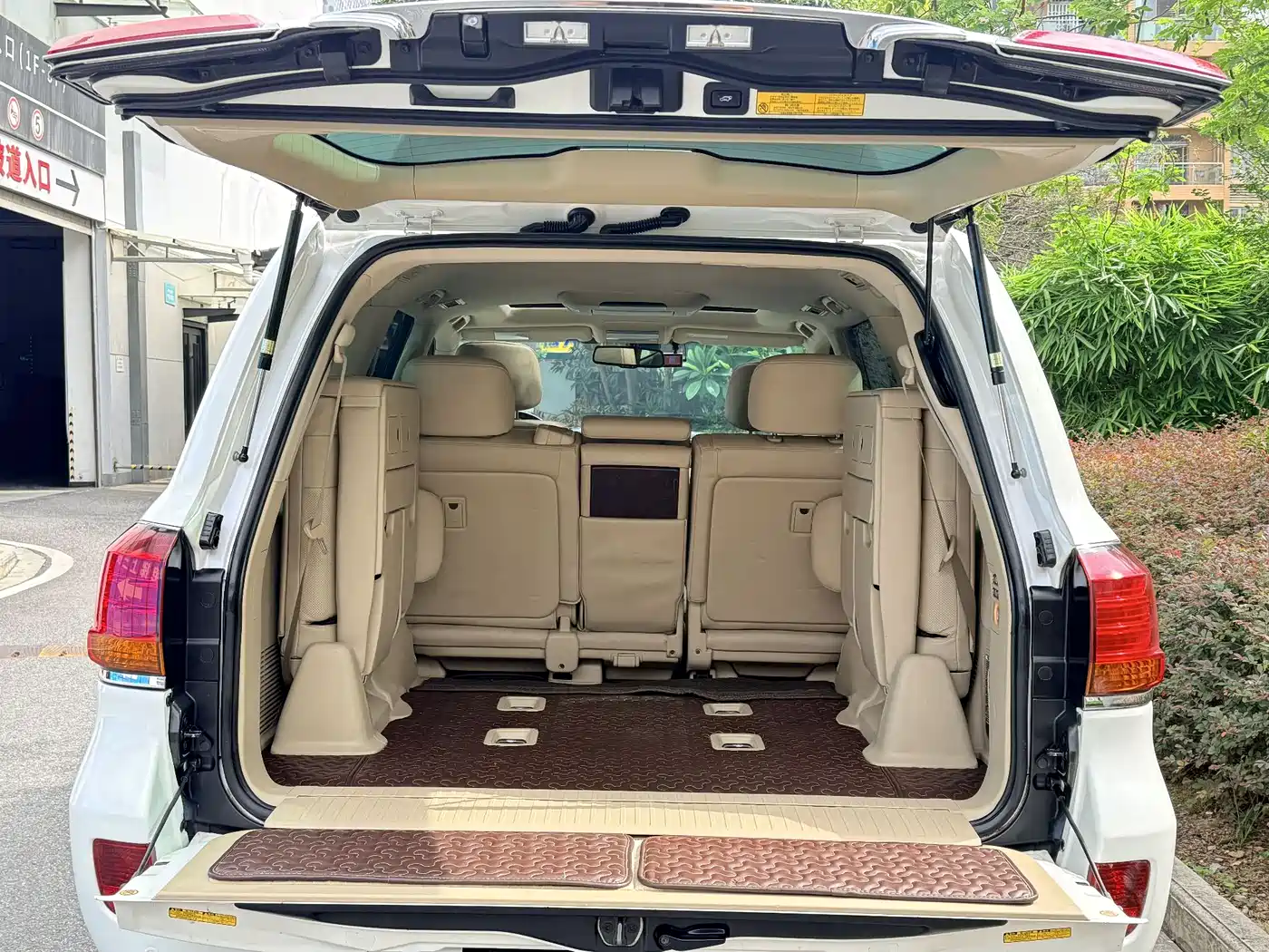 Фото 23 - Lexus LX