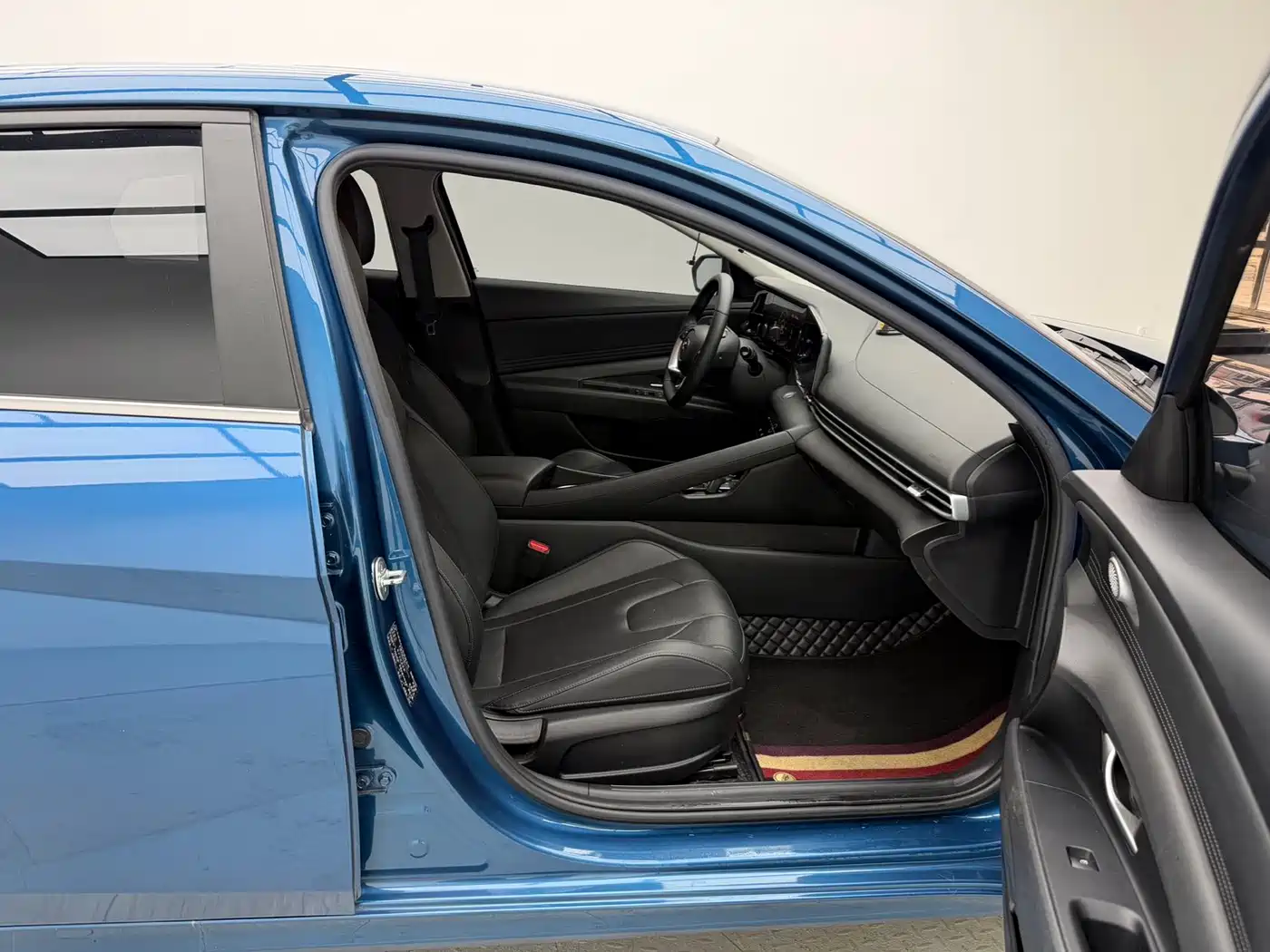 Hyundai Elantra 2022 1.5L CVT LUX Premium Edition фото 11