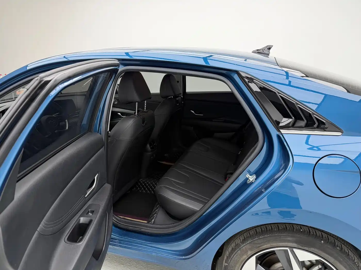 Hyundai Elantra 2022 1.5L CVT LUX Premium Edition фото 8