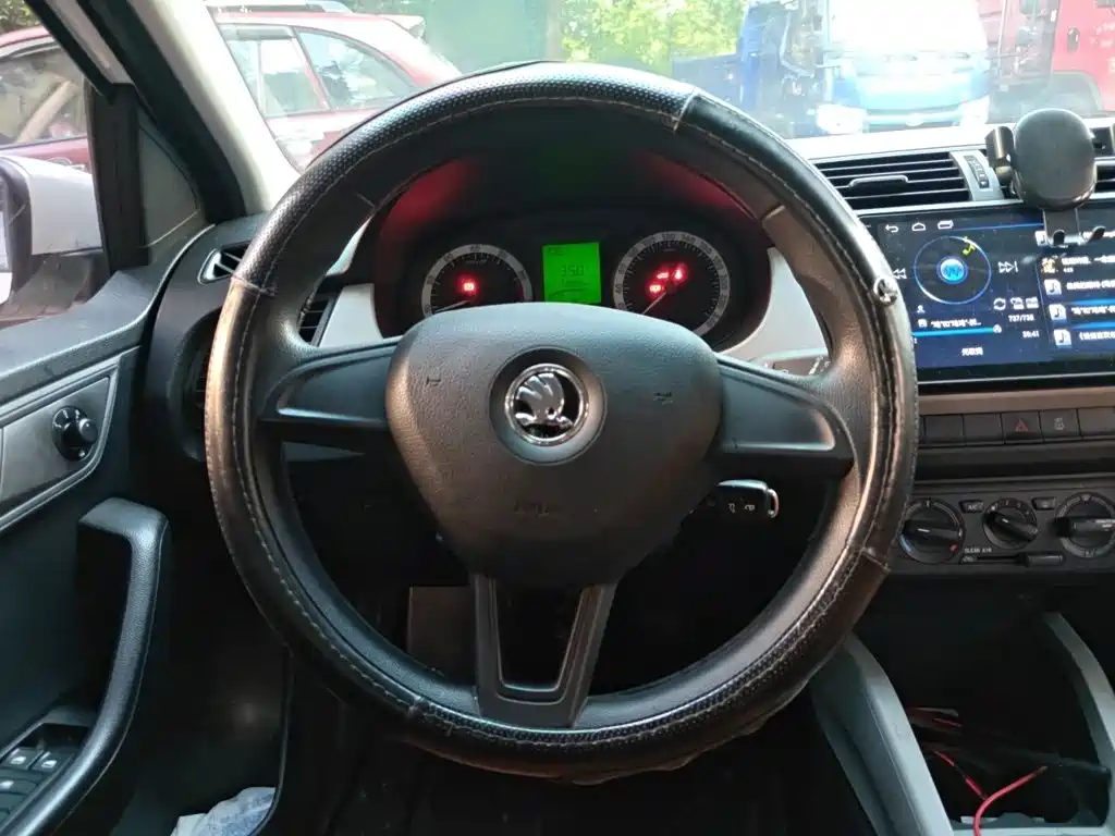 Škoda Fabia 2018 2017 1.4L Manual Car Enjoy Edition
