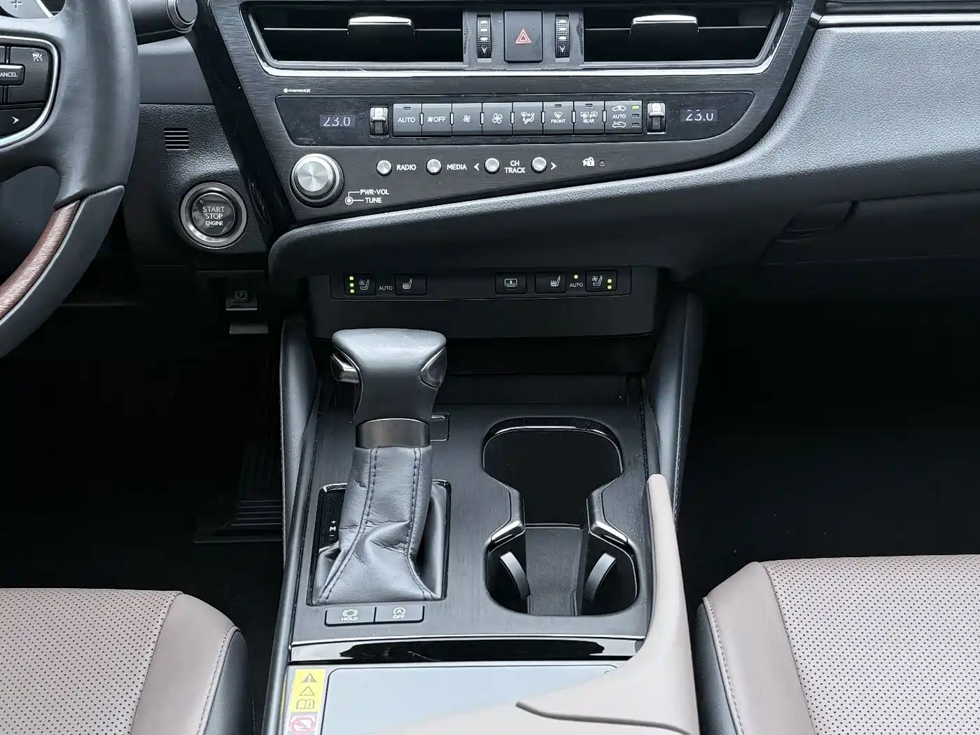 Фото 13 - Lexus ES