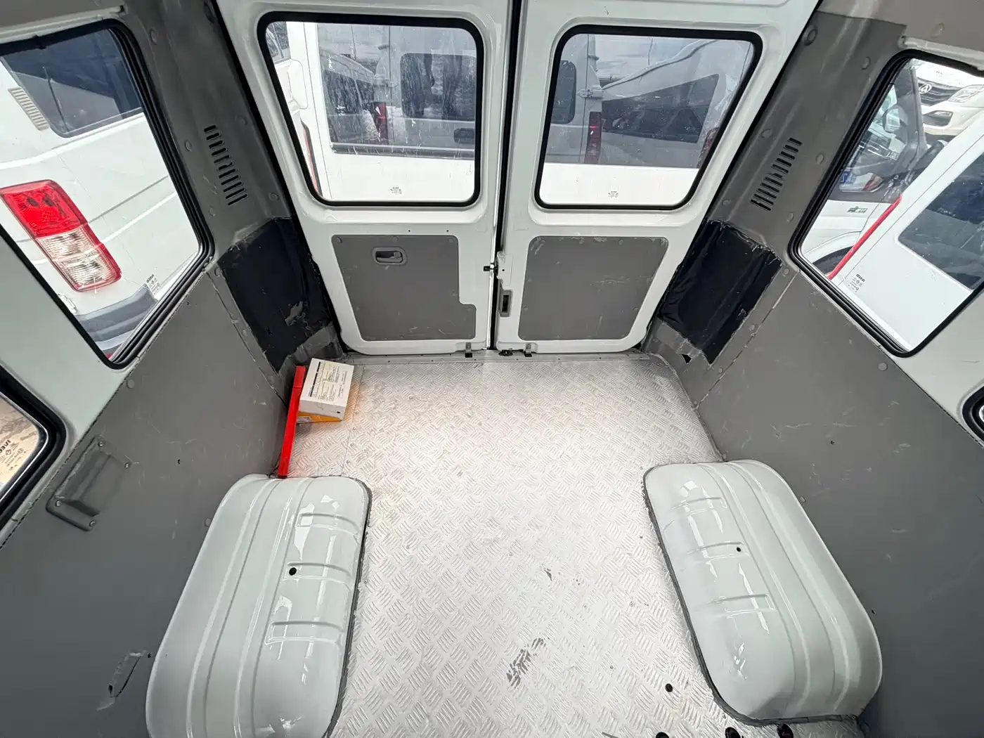 Iveco Daily 2024 2023 2.5T A37M1 Long Wheelbase Medium Roof Dual Tire Sliding Door 5-9 Seater