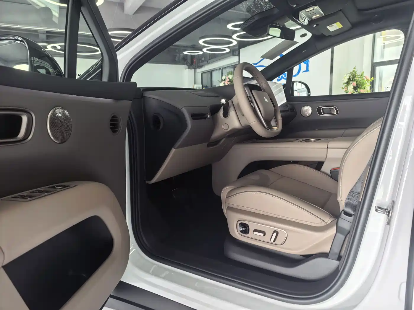 Фото 8 - Li Auto i6