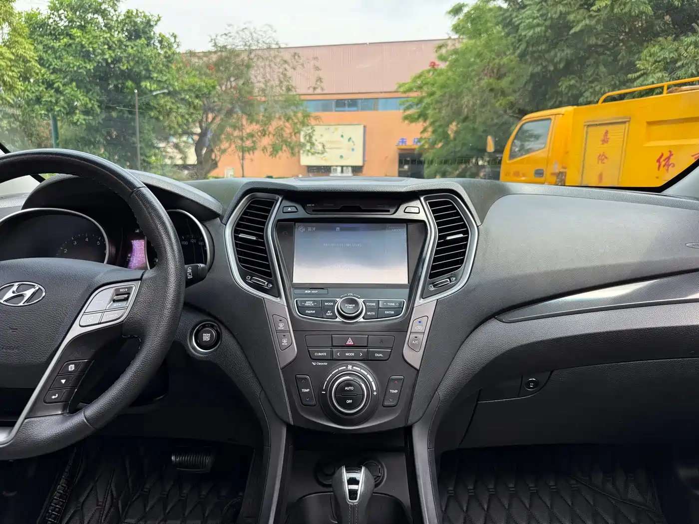 Hyundai Santa Fe 2015 2.4L Automatic 4WD Smart 5-seater фото 13
