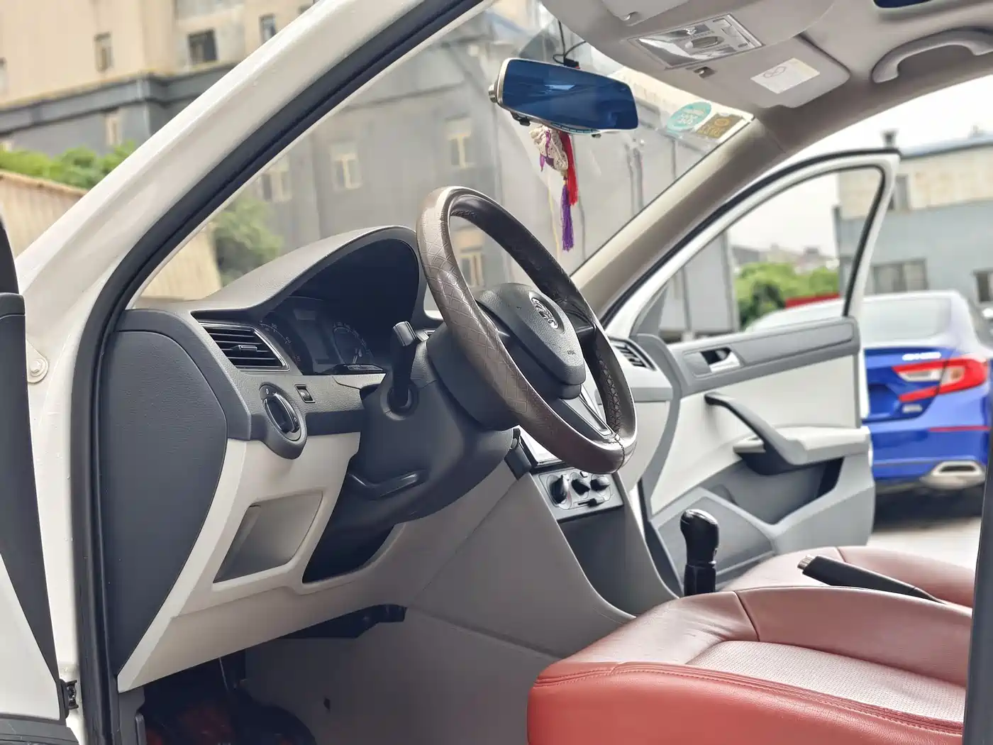 Škoda Rapid 2016 1.6L Manual Pioneer Edition фото 8