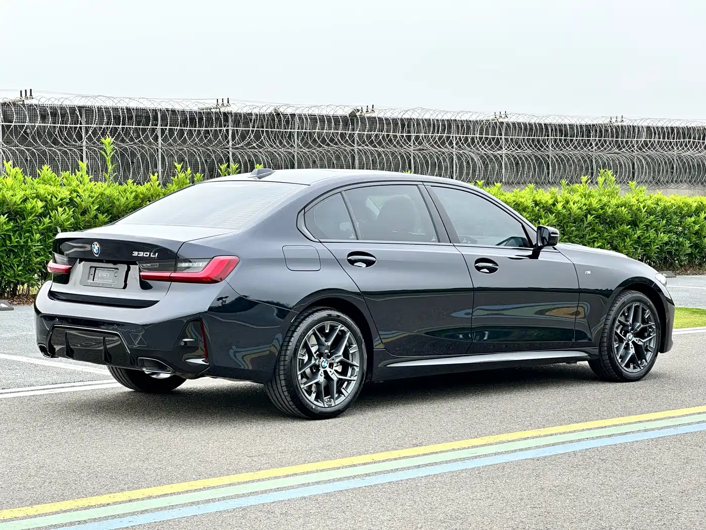 BMW 3 Series 2026 330Li M Sport Shadowline Package фото 7