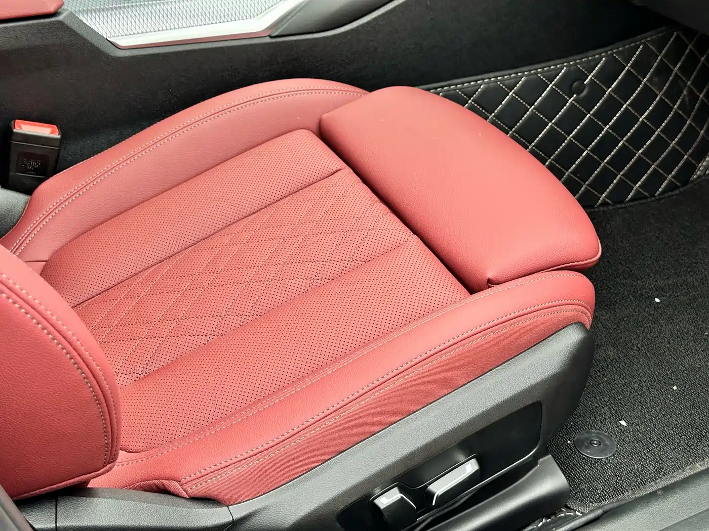 BMW 3 Series 2026 330Li M Sport Shadowline Package фото 18