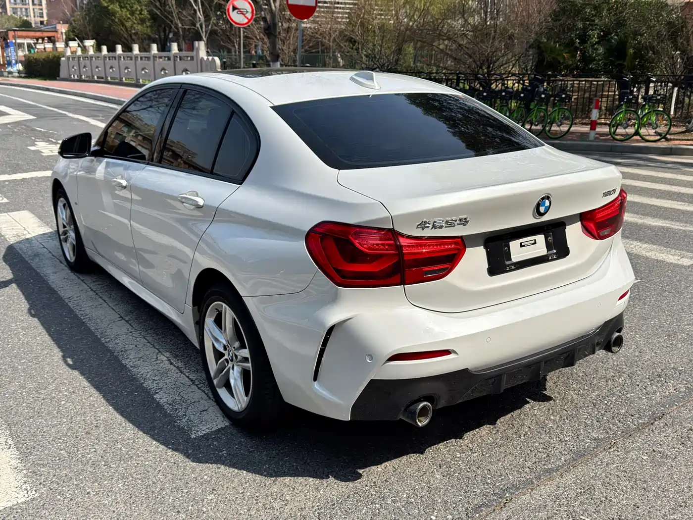 BMW 1 Series 2021 120i M Sport Shadow Edition фото 6