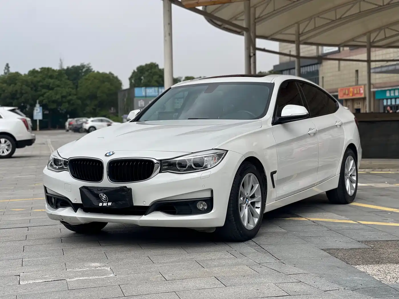 BMW 3 Series GT 2013 Model 320i Leading фото 2