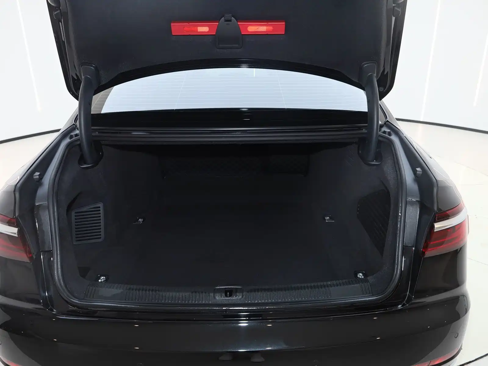 Photo 13 - Audi A8