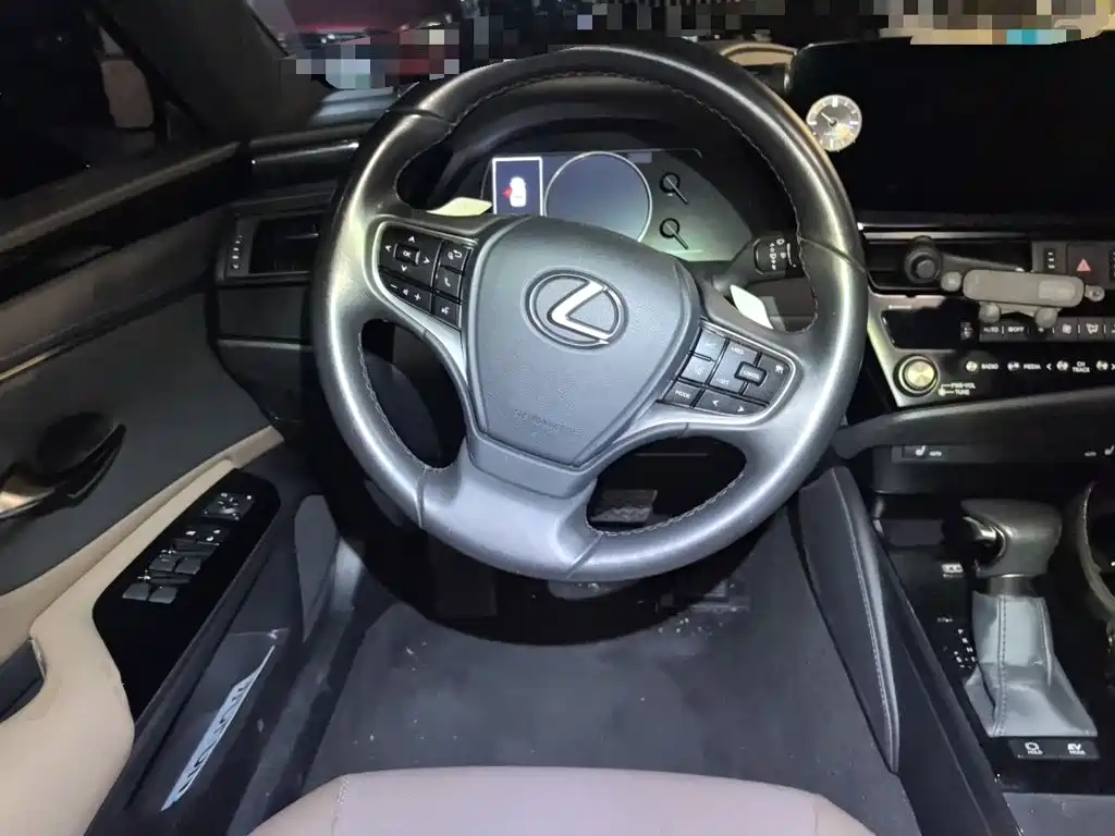 Фото 11 - Lexus ES