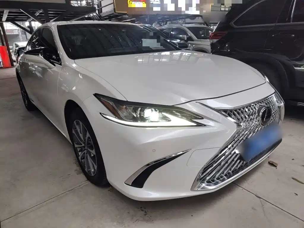 Фото 4 - Lexus ES