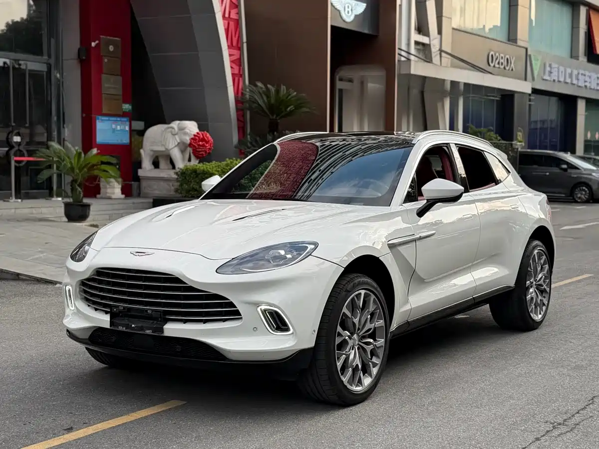2025 Aston Martin DBX
