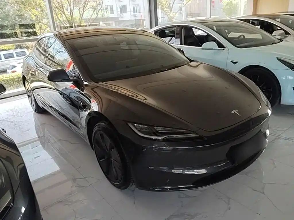 Фото 4 - Tesla Model 3