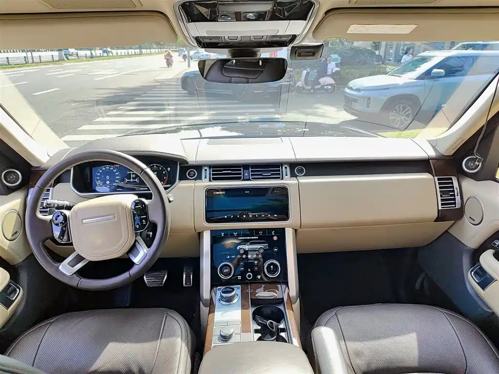 Land Rover Range Rover 2021 3.0 L6 Heritage Extended Classic Edition фото 10