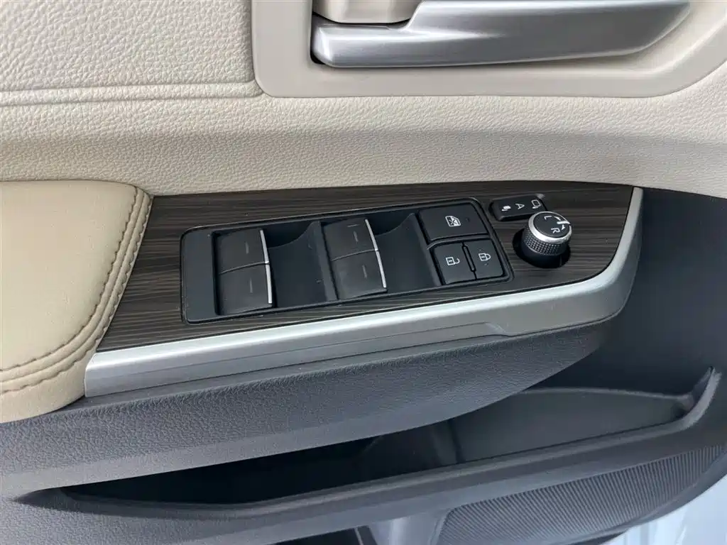 Toyota Sienna 2023 2.5L Hybrid Premium Edition фото 10