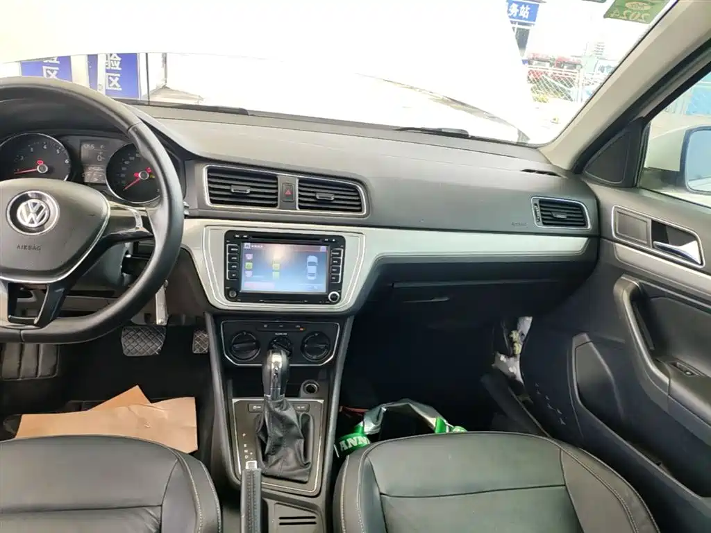 Volkswagen Lavida 2015 1.6L Automatic Comfort Edition фото 13