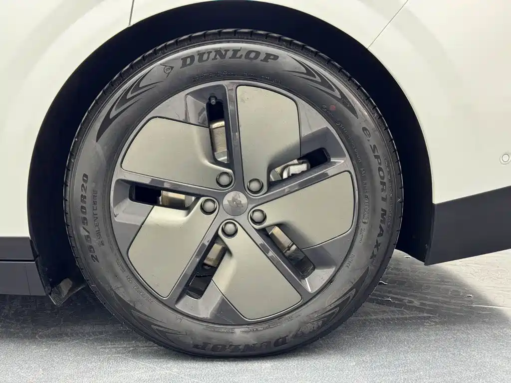 Photo 18 - Li Auto i6