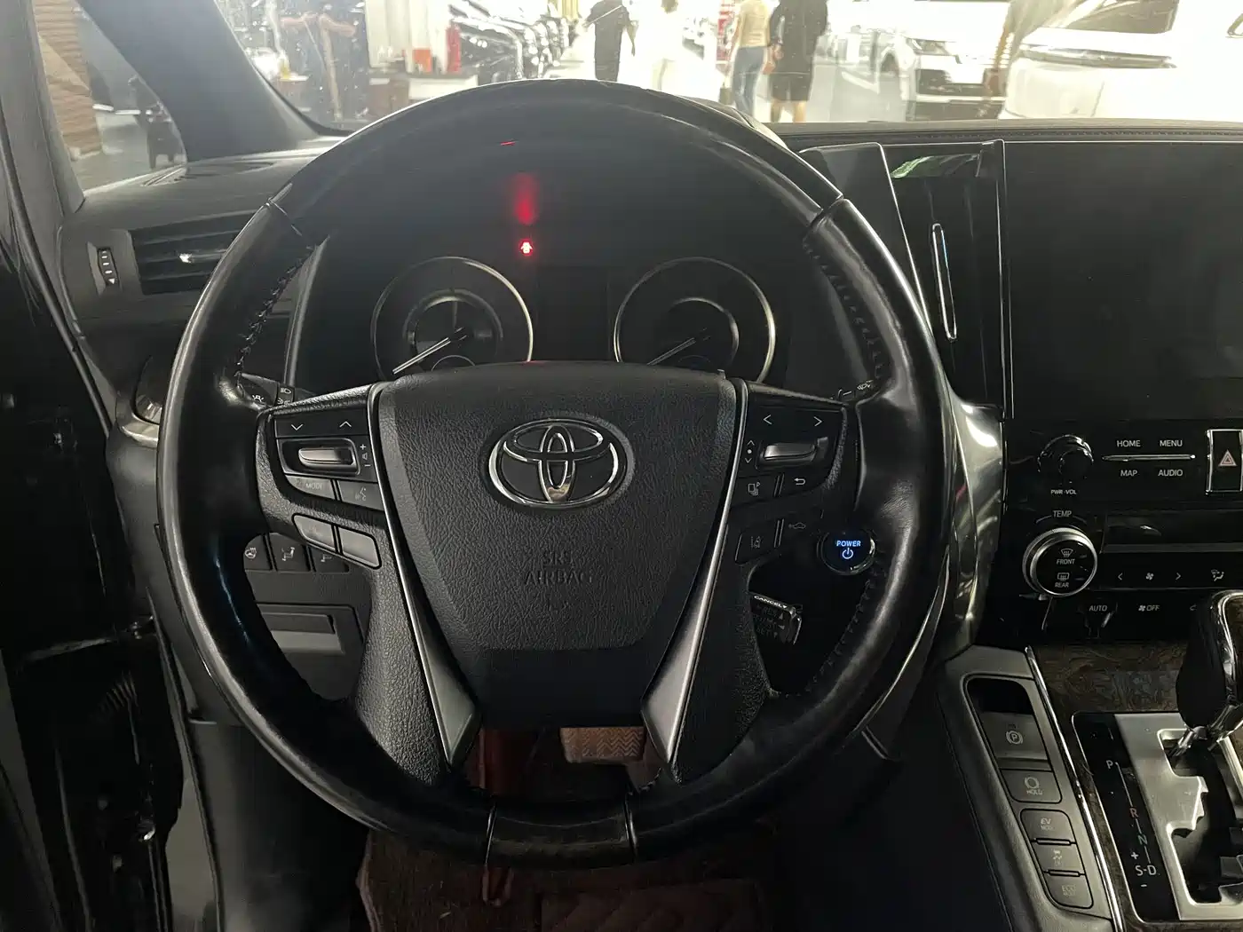 Фото 10 - Toyota Alphard