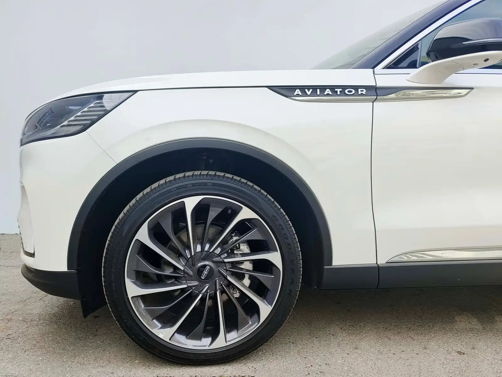 Фото 11 - Lincoln Aviator