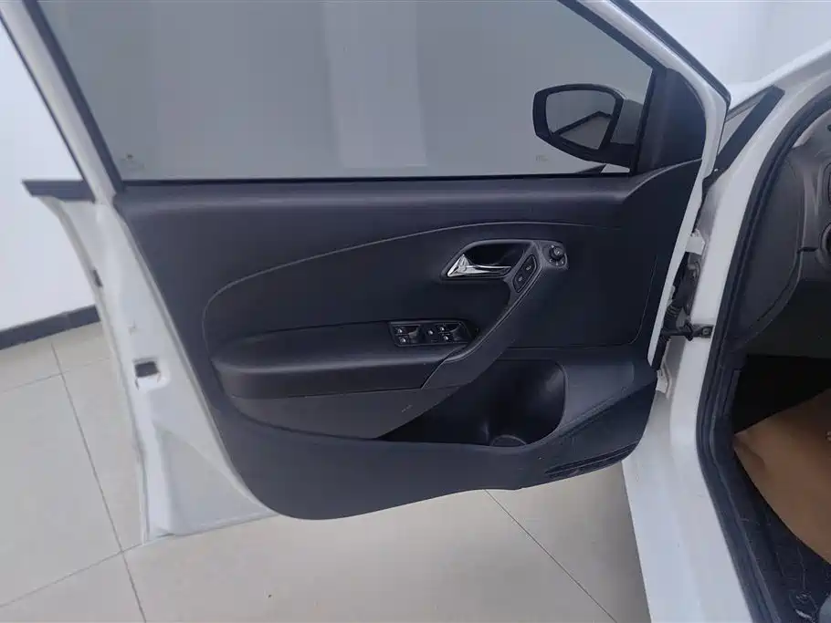 Volkswagen Polo 2018 1.5L Manual Safe Drive фото 7