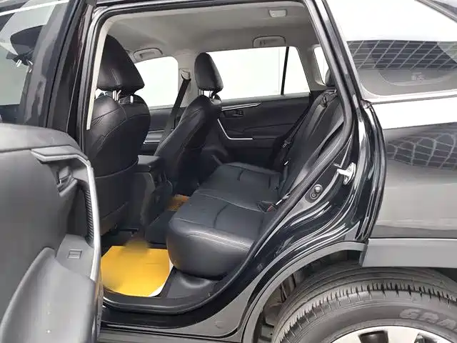 Toyota Wildlander 2023 2.0L CVT FWD LE фото 14