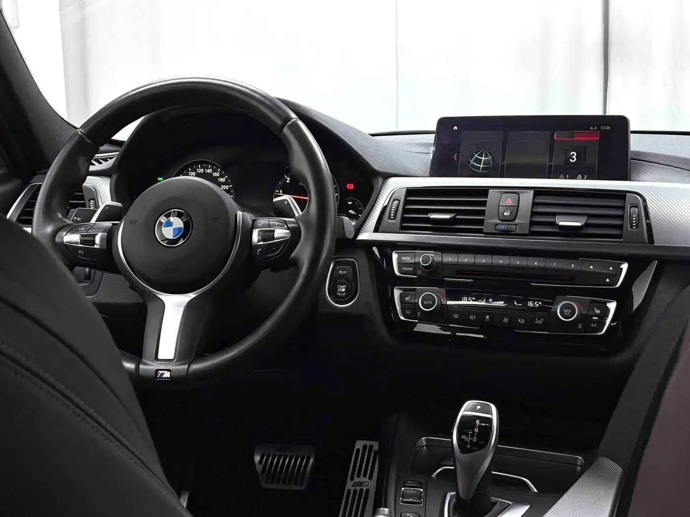 BMW 3 Series 2018 330i M Sport Black Night Edition фото 5