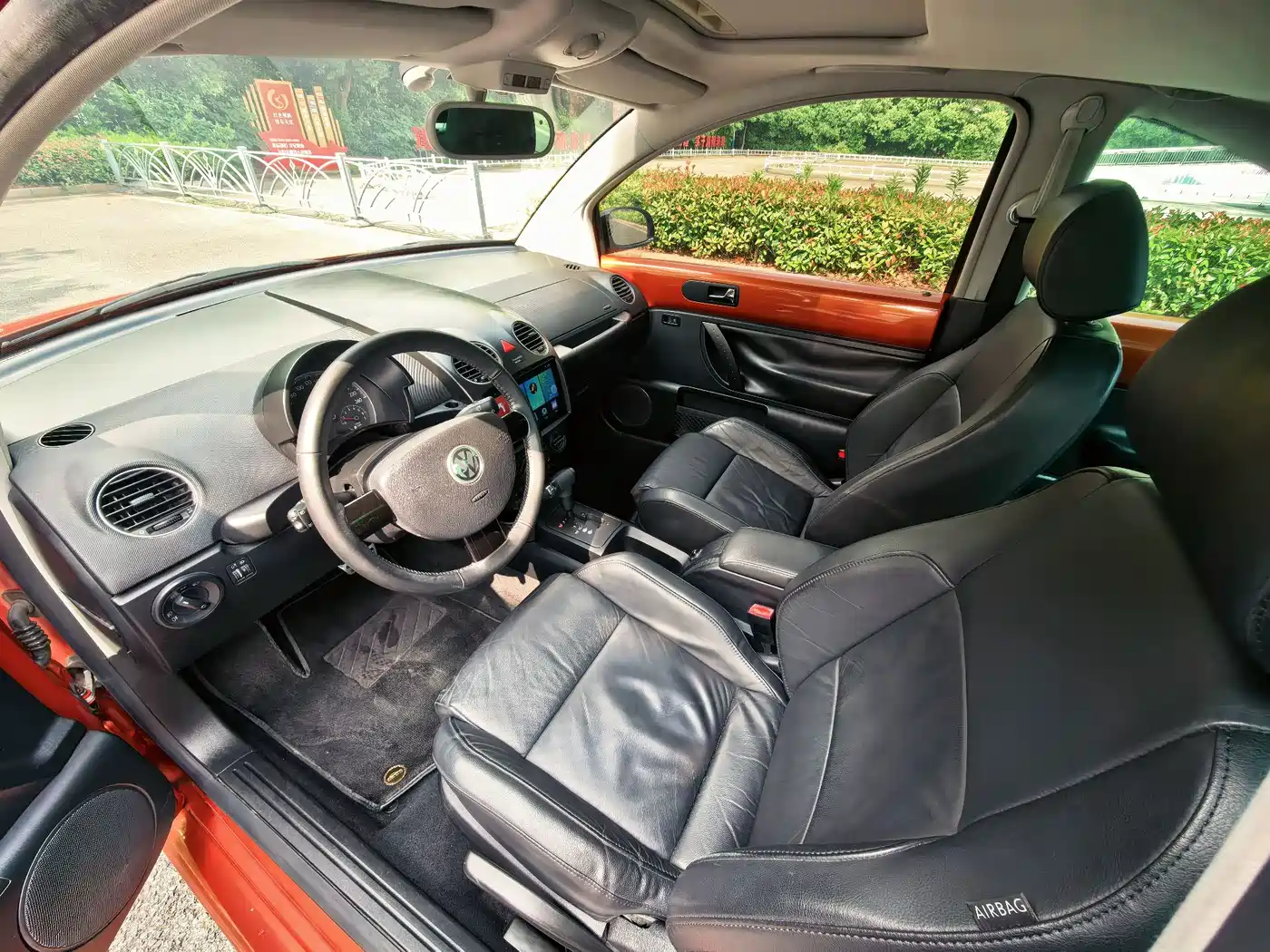 Volkswagen Beetle 2010 1.8T BlackOrange Luxury Edition фото 7