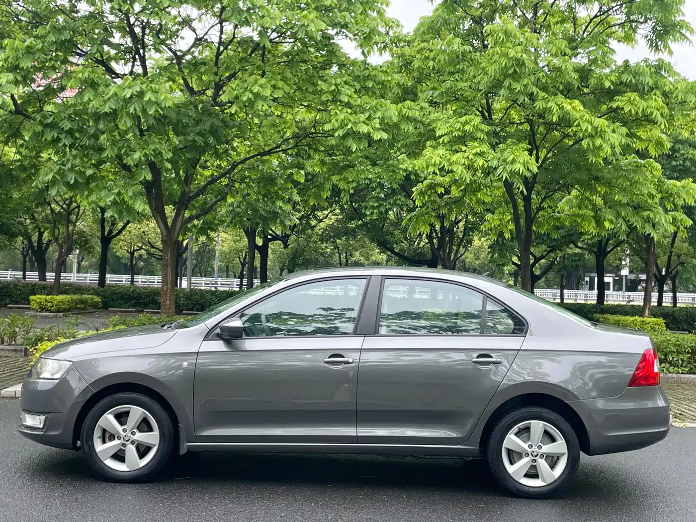 Škoda Rapid 2013 1.6L Automatic Smart Selection фото 11