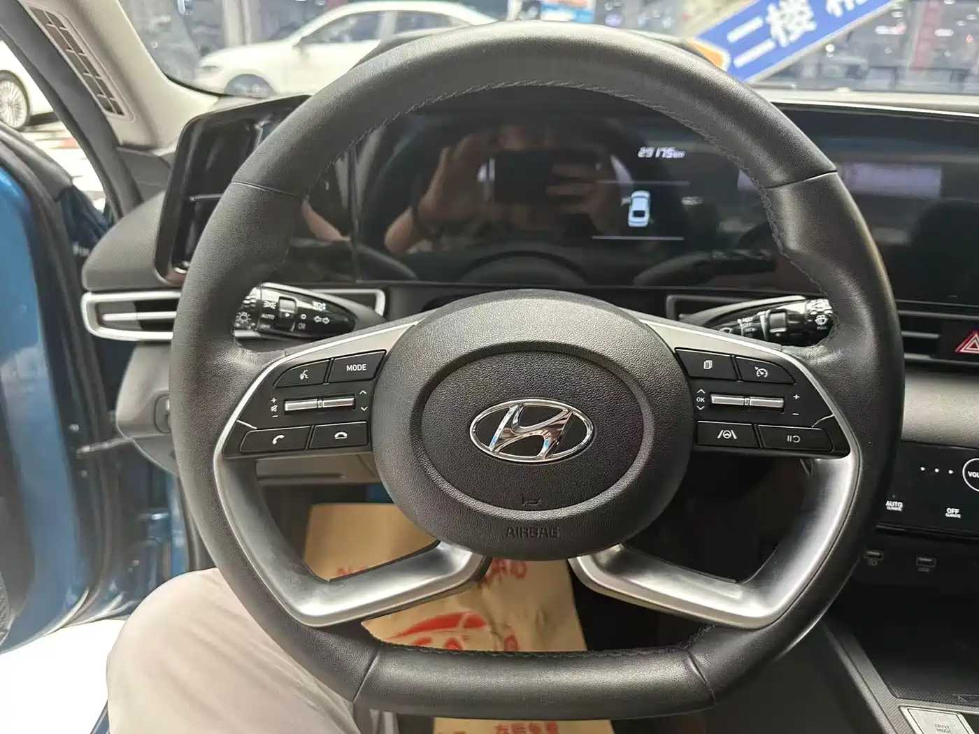 Hyundai Elantra 2022 1.5L CVT LUX Premium Edition фото 10