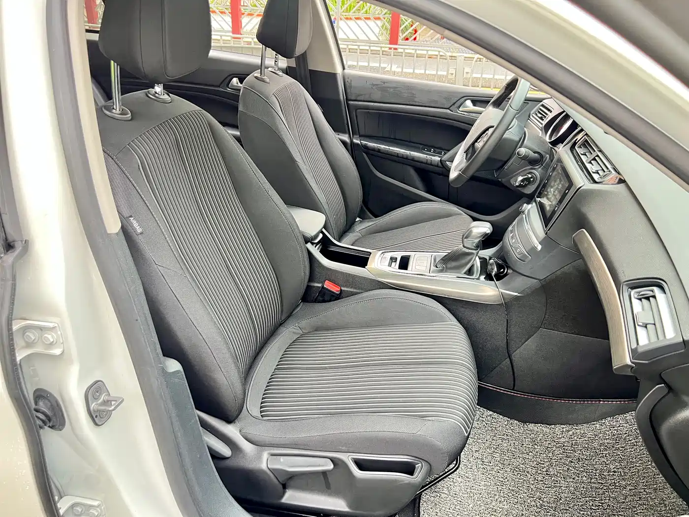 Peugeot 408 2015 Model 1.2T Automatic Luxury Edition фото 11