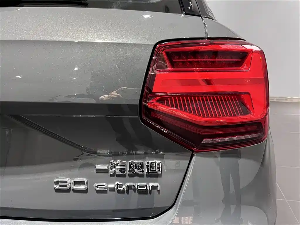 Фото 14 - Audi Q2L e-tron