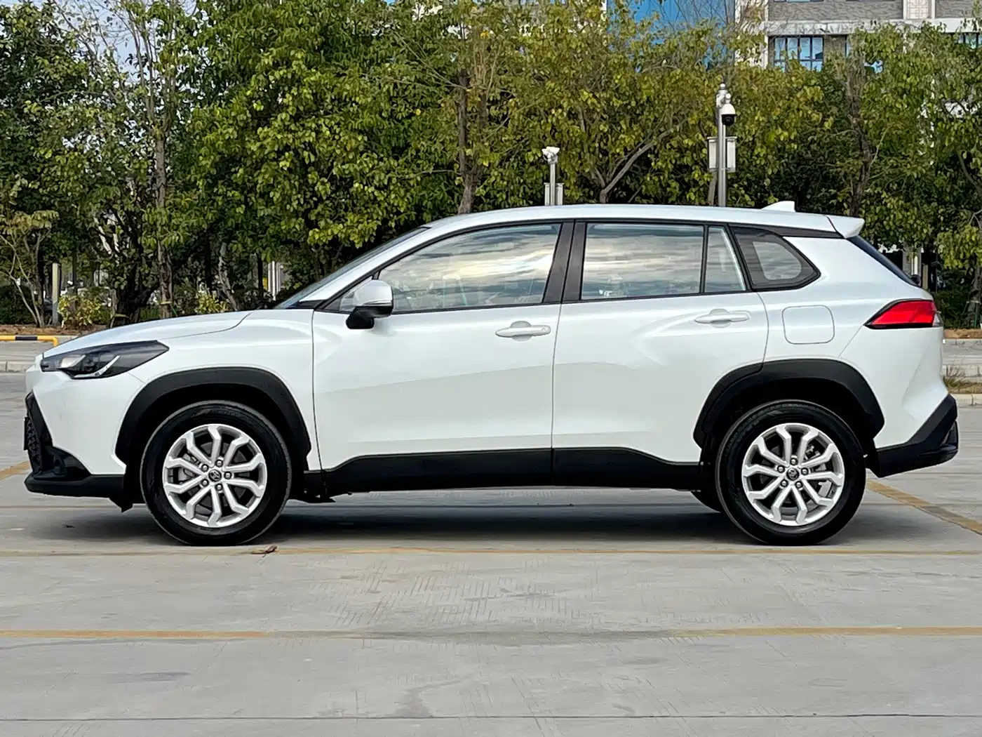 Toyota Frontlander 2023 2.0L CVT Leading Edition фото 11