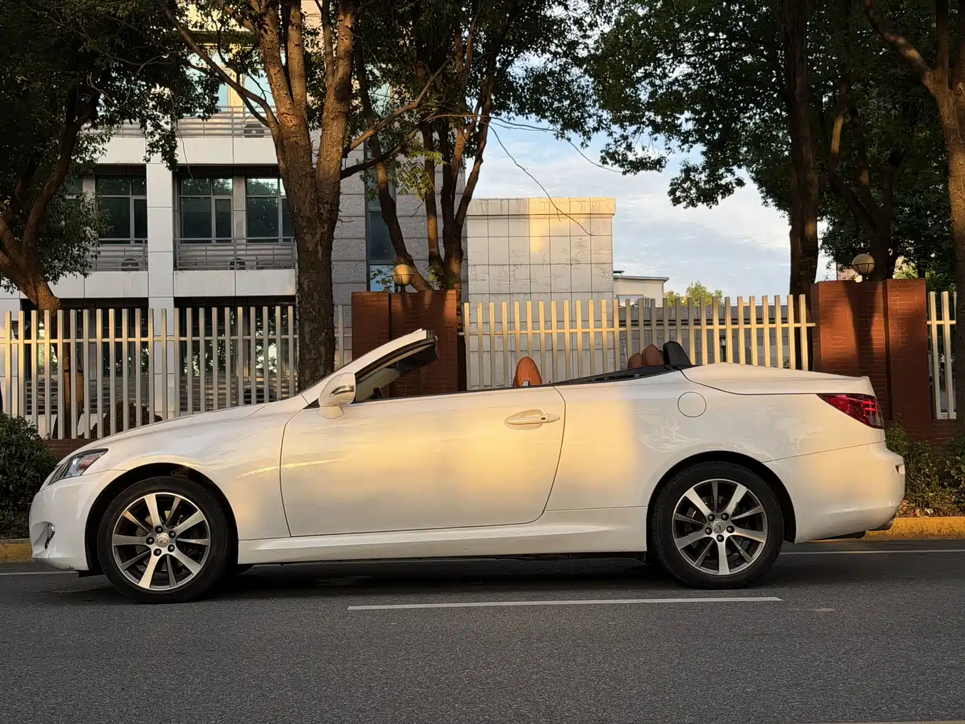 Фото 12 - Lexus IS