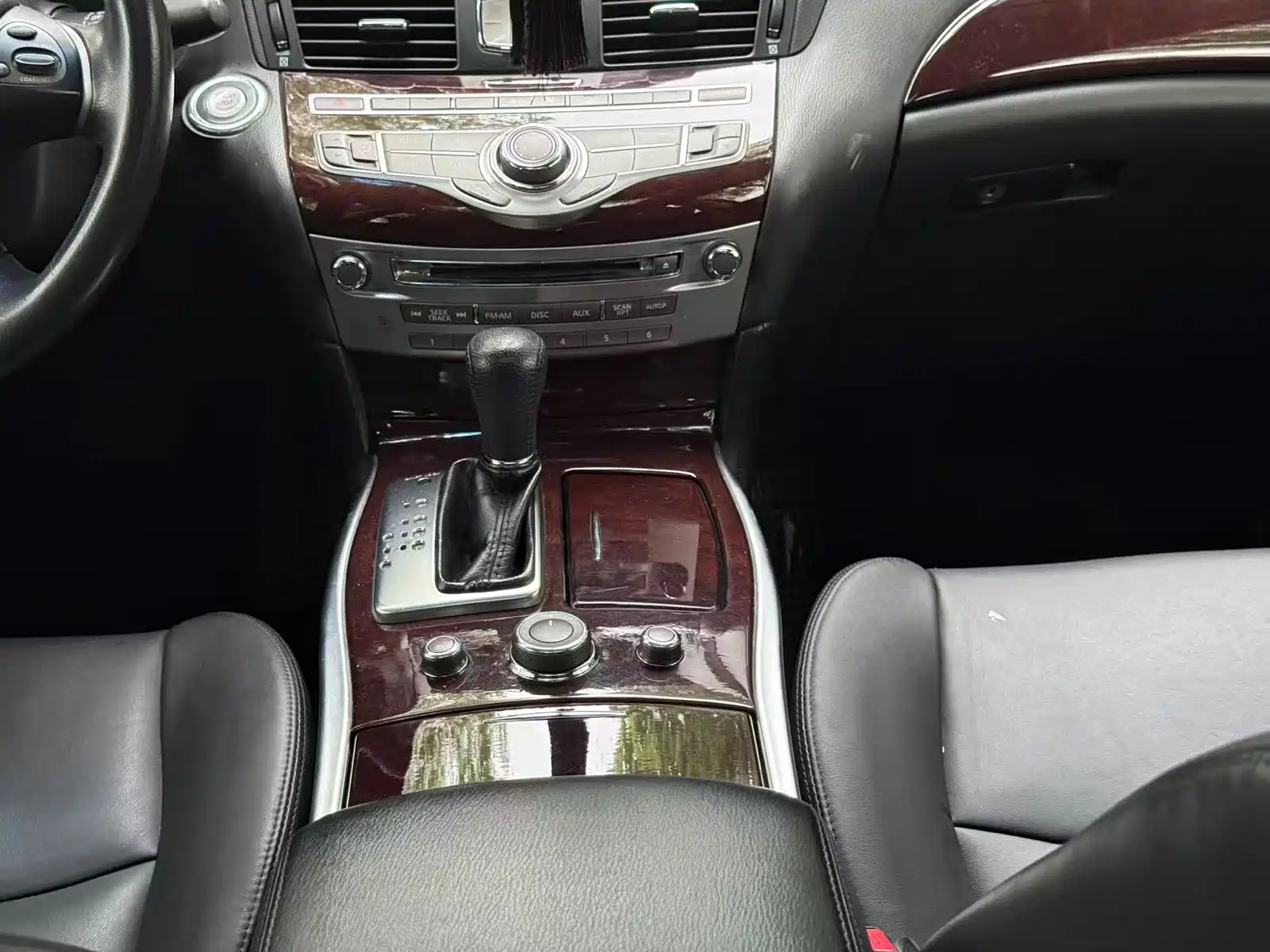Photo 21 - Infiniti Q70
