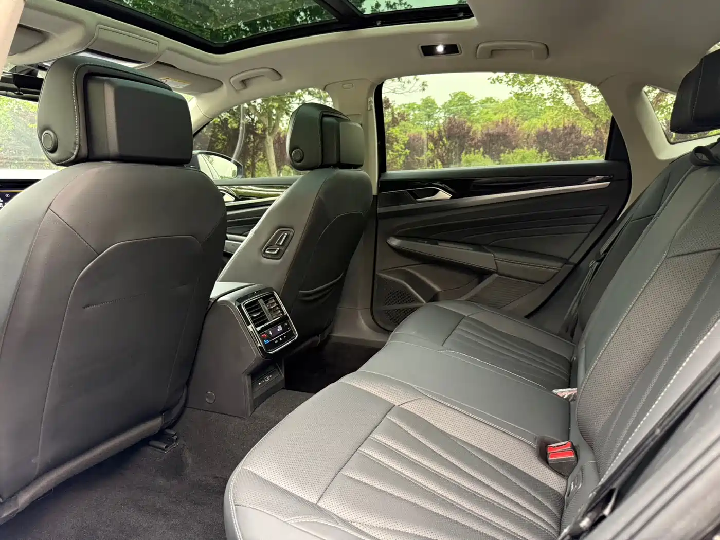 Volkswagen Passat 2025 Outstanding 380TSI Starlight Dragon Soaring Edition фото 5