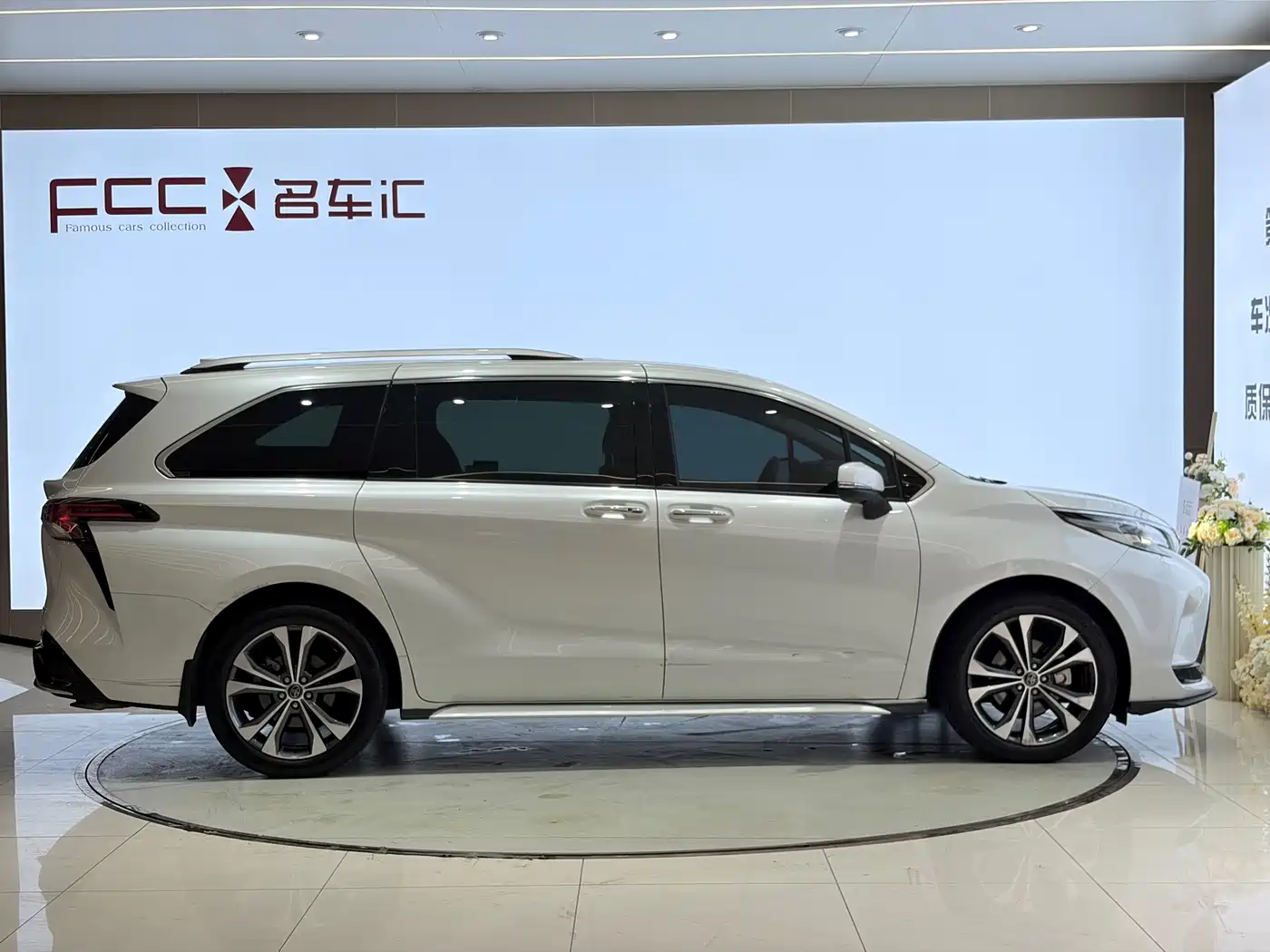 Toyota Granvia 2023 2.5L Hybrid Prestige PLUS Edition фото 4
