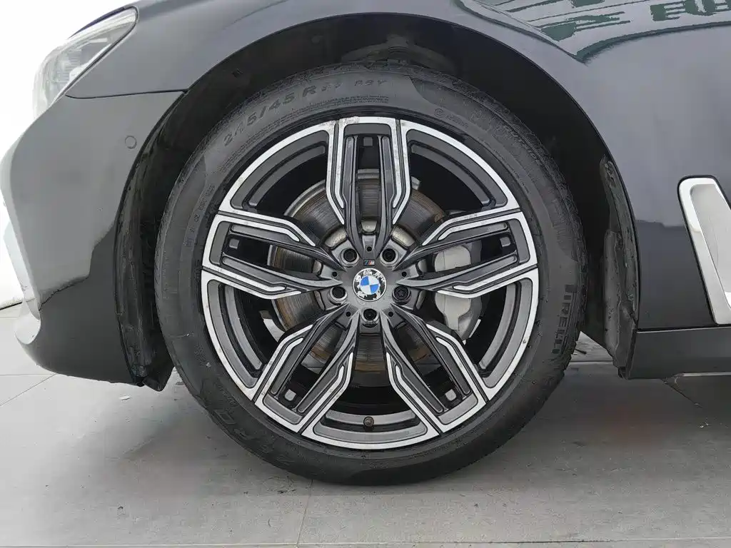 Photo 17 - BMW 7 Series