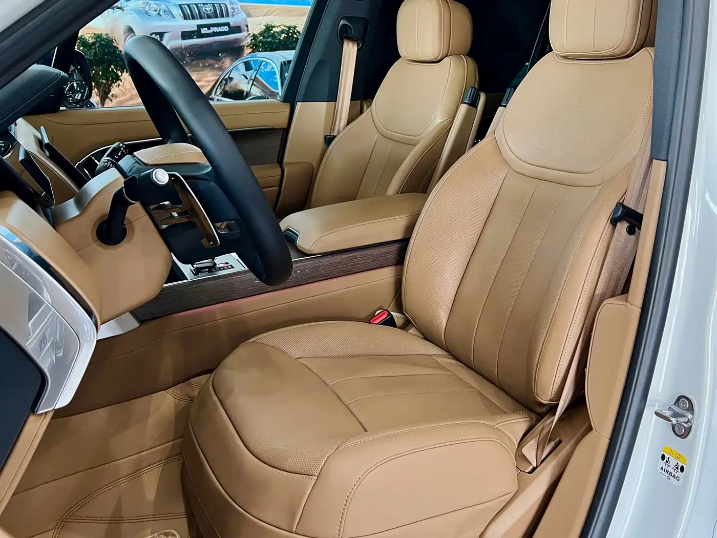 Land Rover Range Rover 2024 3.0 L6 400PS Golden Age Extended 7-Seater фото 6